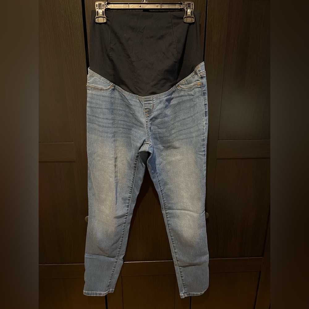 ✨2 for $25✨🌷Size 6/ 28 Blue Maternity jeans by Ingrid & Isabel🌷